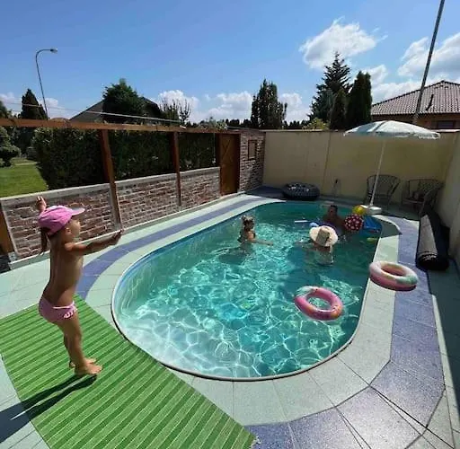 Dom S Bazenom Pri X Bionic Sphere Pre 2 Az 7 Ludi