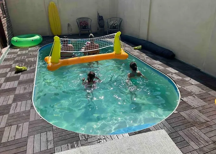 Dom S Bazenom Pri X Bionic Sphere Pre 2 Az 7 Ludi *